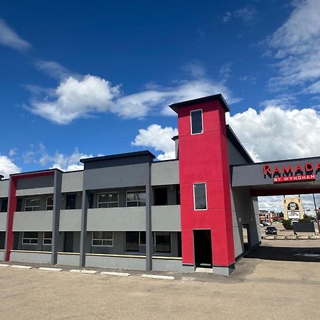 Ramada By Wyndham Medicine Hat Exterior foto