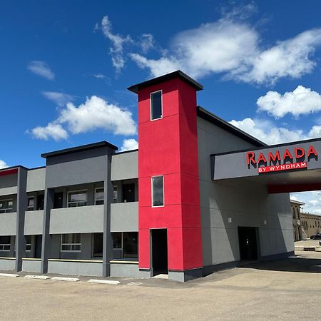 Ramada By Wyndham Medicine Hat Exterior foto