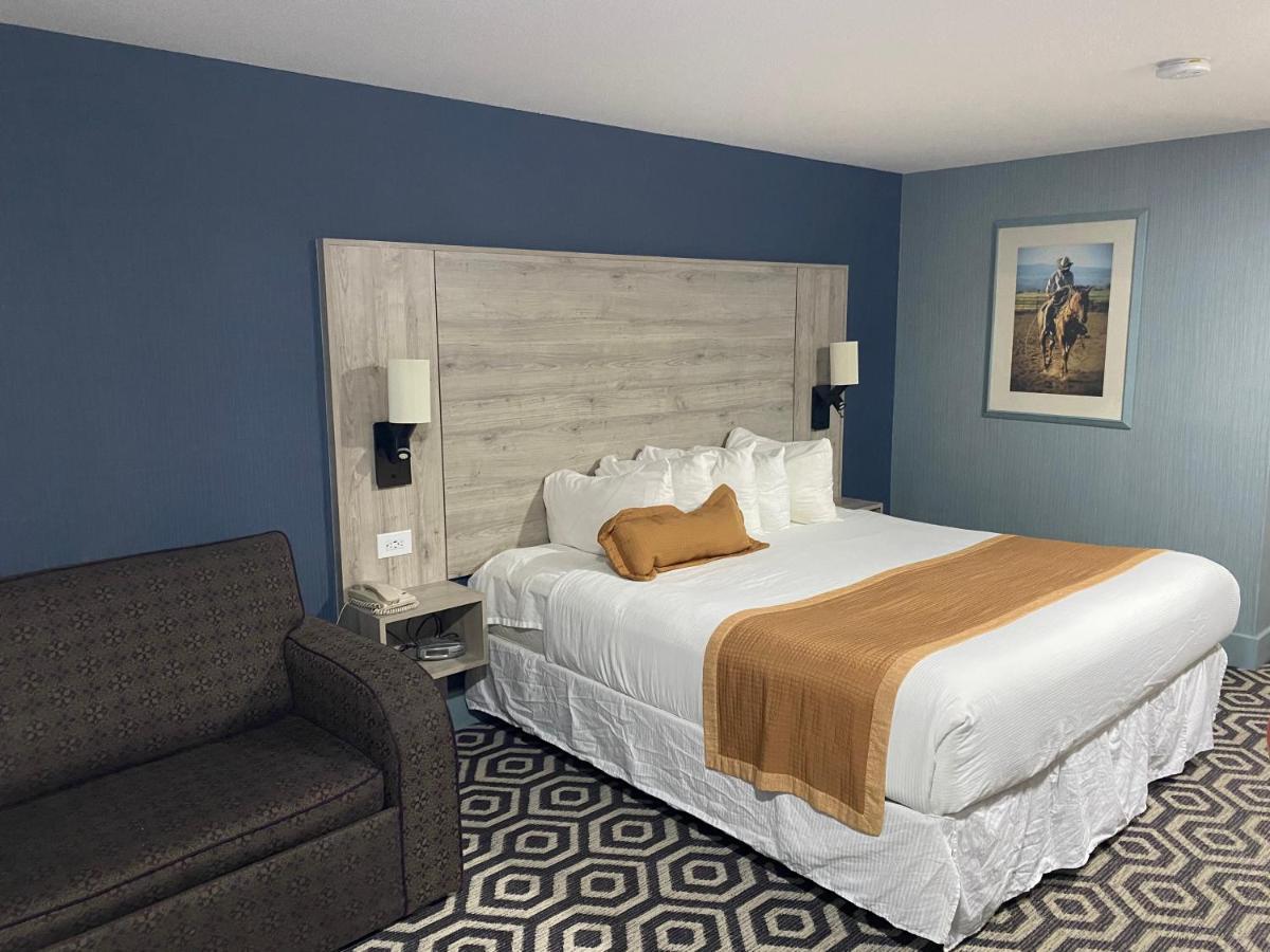 Ramada By Wyndham Medicine Hat Exterior foto