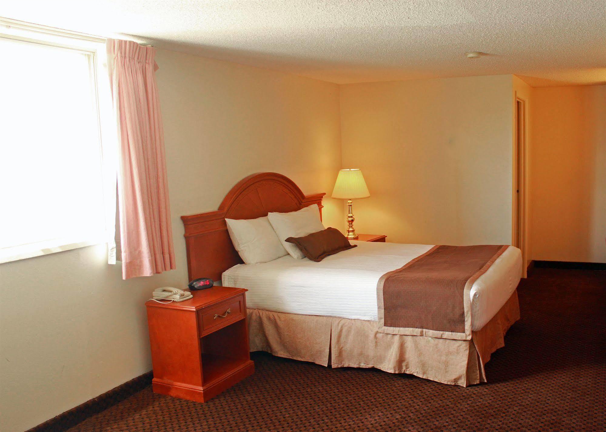 Ramada By Wyndham Medicine Hat Exterior foto
